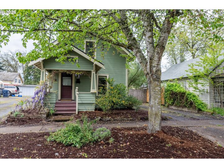 Property Photo:  428 5th St  OR 97477 