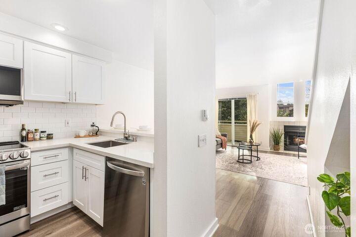 Property Photo:  10237 SE 3rd Street 5  WA 98004 