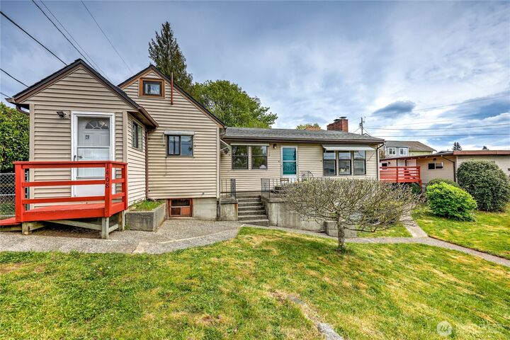 Property Photo: 1408 Winfield Avenue WA 98310