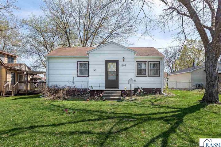 Property Photo:  1609 4th Avenue  MN 56001 