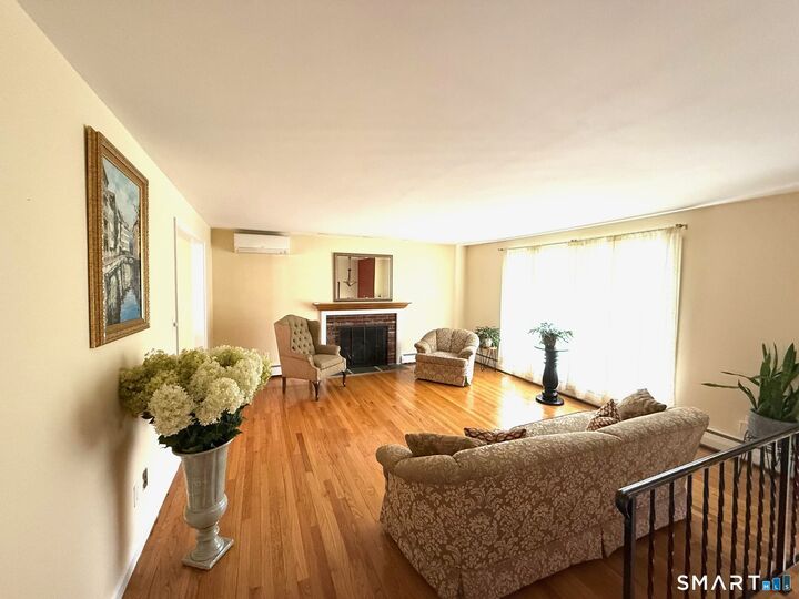 Property Photo:  6 Yankee Peddler Path  CT 06443 