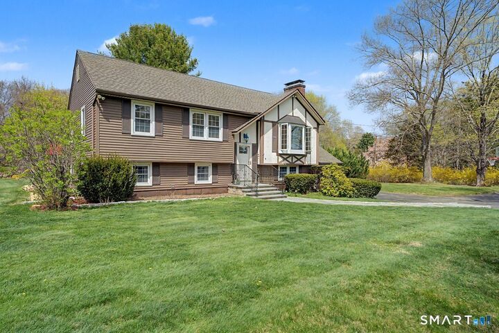 Property Photo:  6 Yankee Peddler Path  CT 06443 