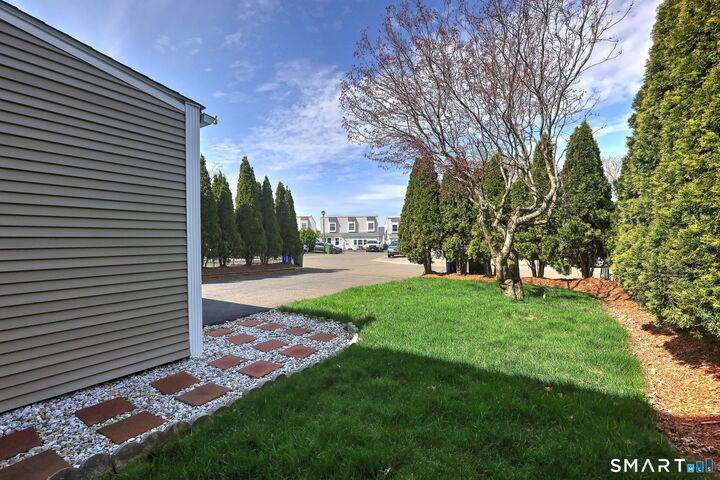 Property Photo:  8 Inverness Square  CT 06457 