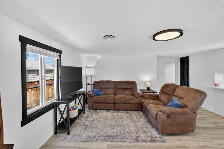 Property Photo:  810 Smith Ave  WA 99352 