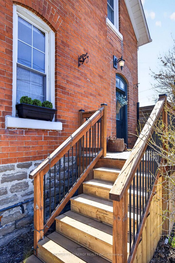 Property Photo:  33 Napoleon Street  ON K7C 2X4 