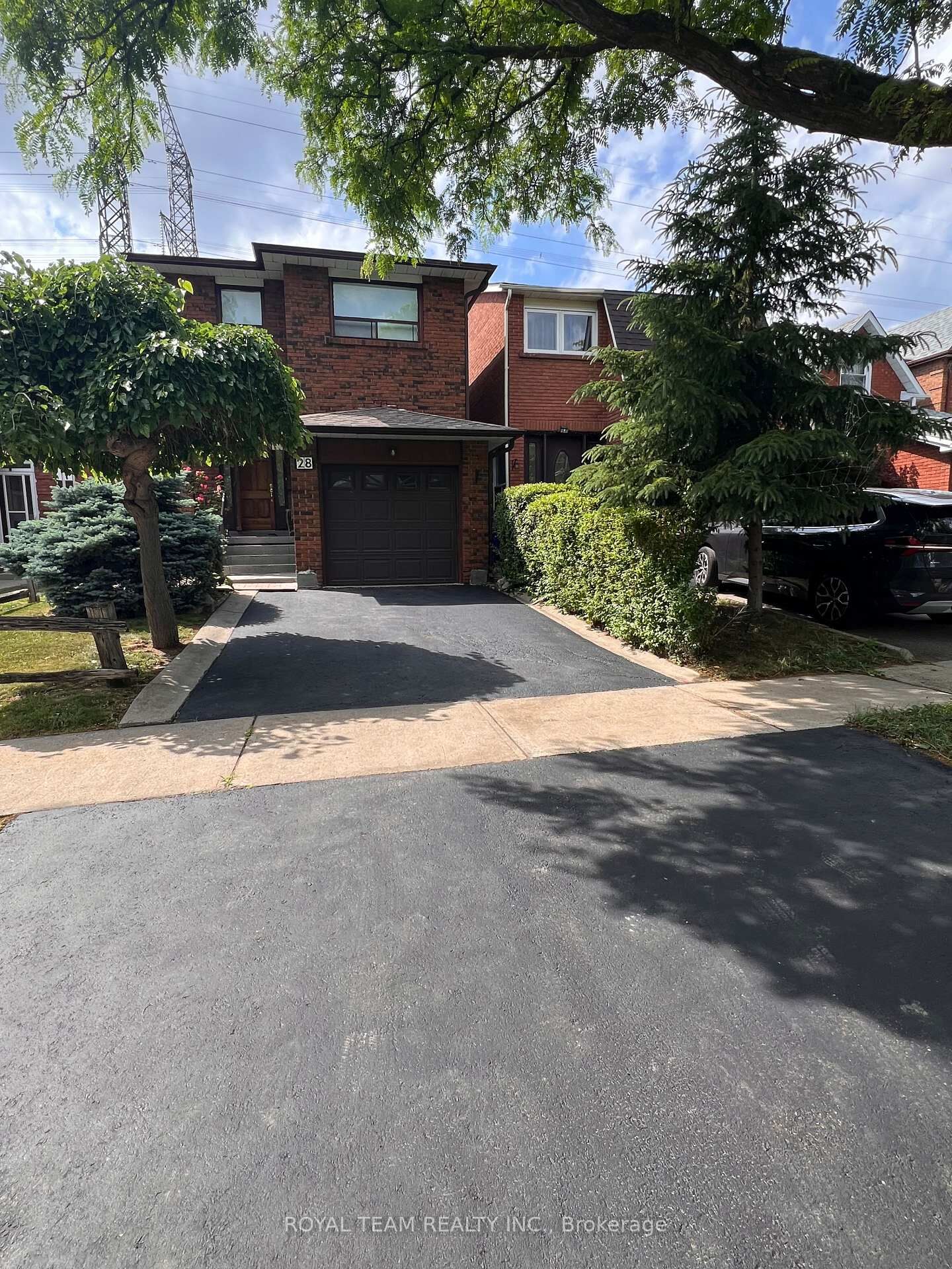 Property Photo: 28 Oakmount Crescent ON L4K 2C3