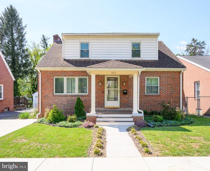Property Photo:  913 W Martin Street W  WV 25401 