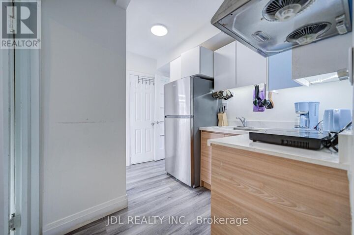 Property Photo: 5 Sorauren Avenue 3 ON M6R 2C6