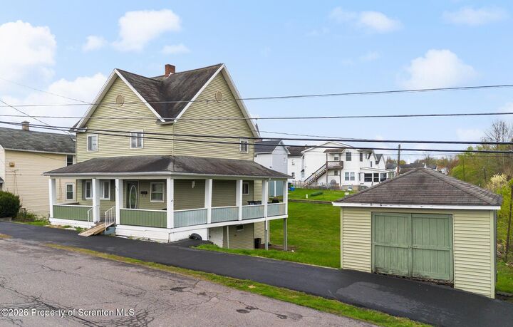 Property Photo:  810 Pine Street  PA 18433 