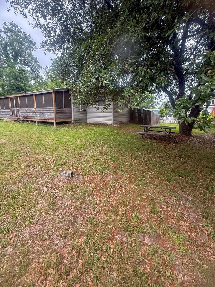 Property Photo: 514 W Kaufman St TX 75644