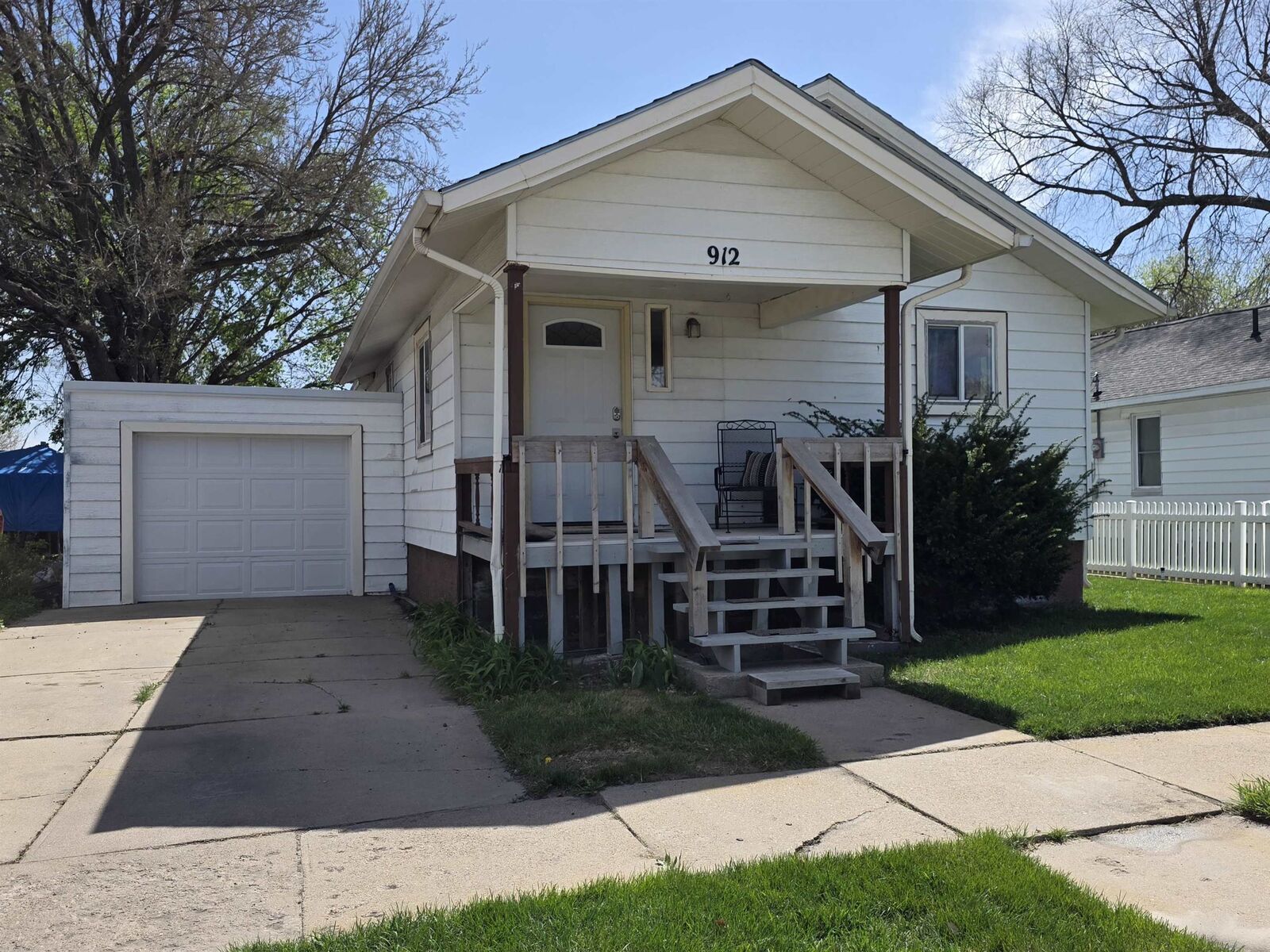 Property Photo:  912 E 10th Street  NE 69101 