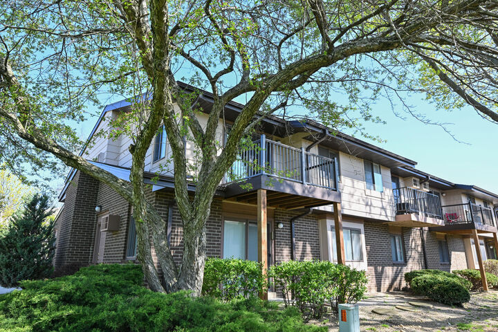 Property Photo:  305 Cheviot Chase - 6  WI 53186 