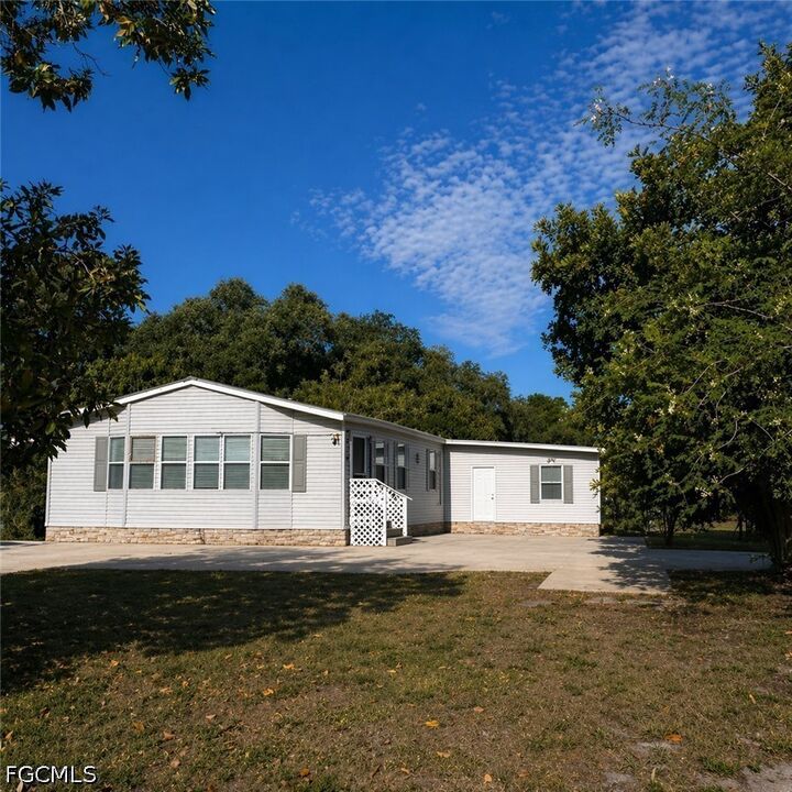 Property Photo: 2520 Brownell Court FL 33917