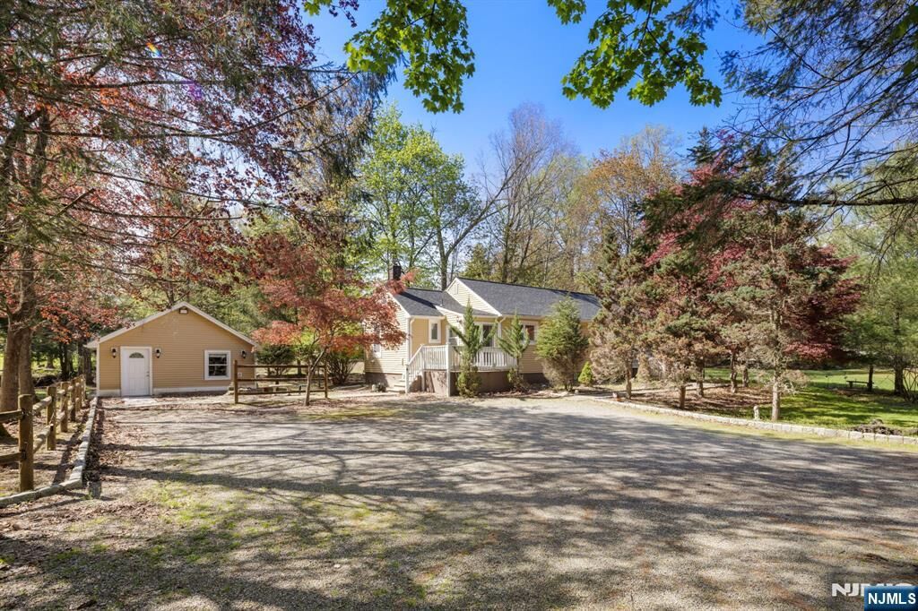 Property Photo:  10 Old Stone Church Road  NJ 07458 