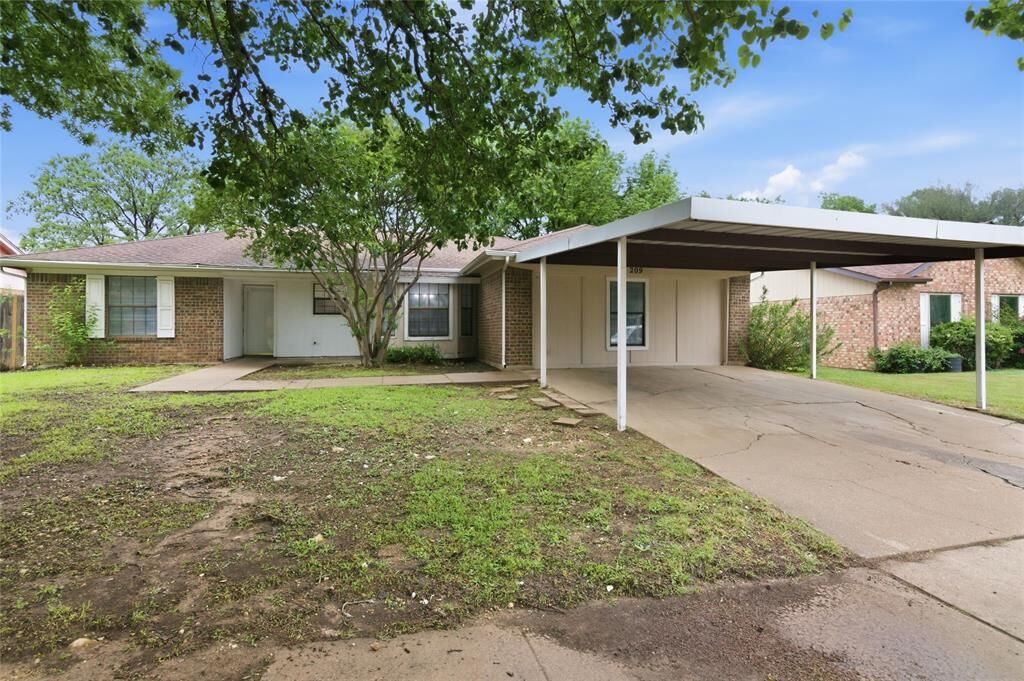 Property Photo:  209 Blue Ridge Trail  TX 76179 