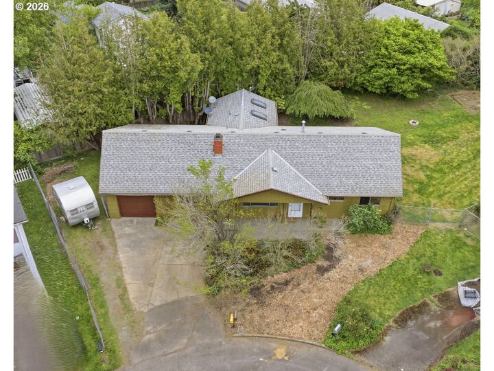 Property Photo:  1330 SE 168th Pl  OR 97233 