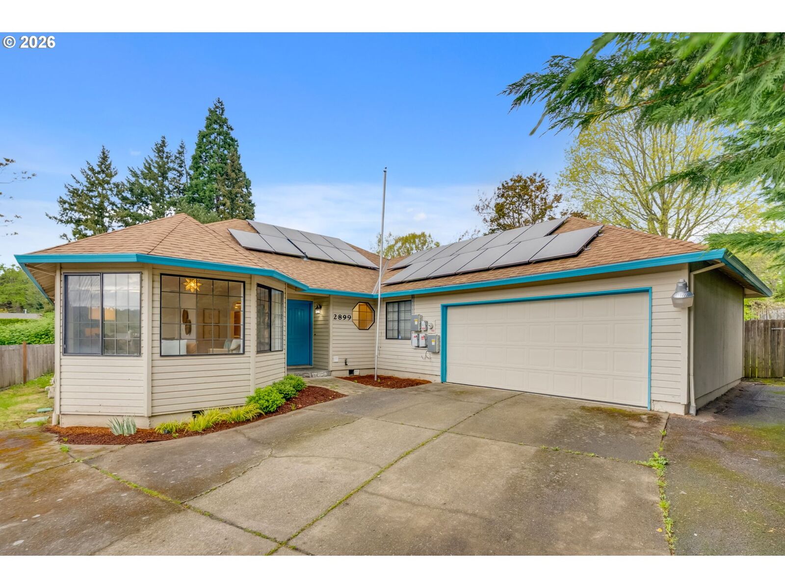 Property Photo:  2899 SE Risley Ave  OR 97267 