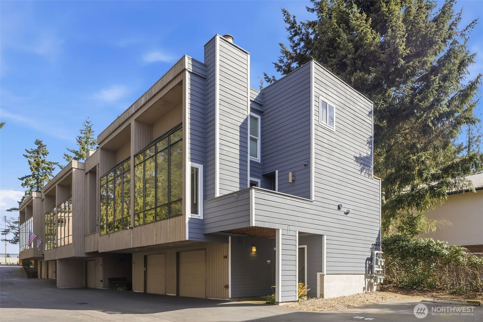 Property Photo:  1417 N 200th Street A6  WA 98133 