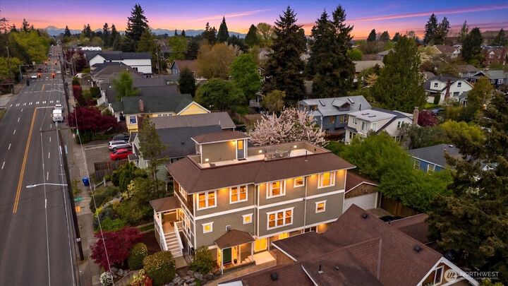 Property Photo:  400 NE 50th Street  WA 98105 