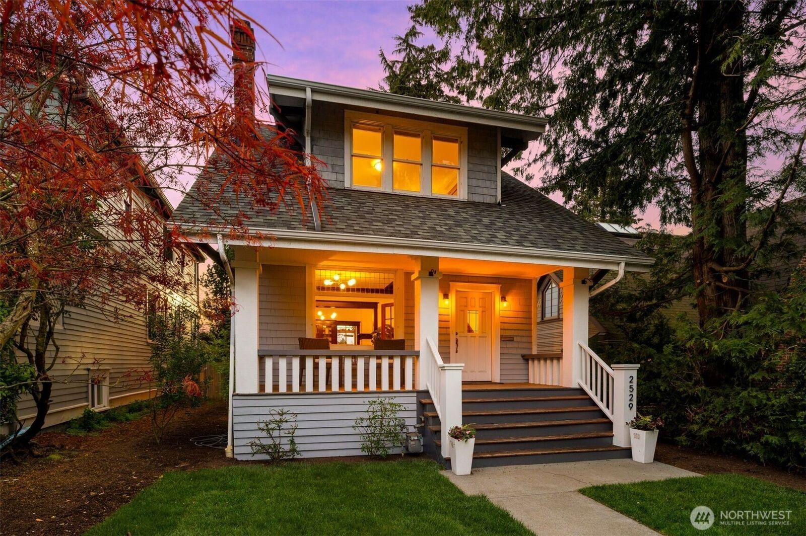 Property Photo:  2529  Queen Anne Avenue N  WA 98109 