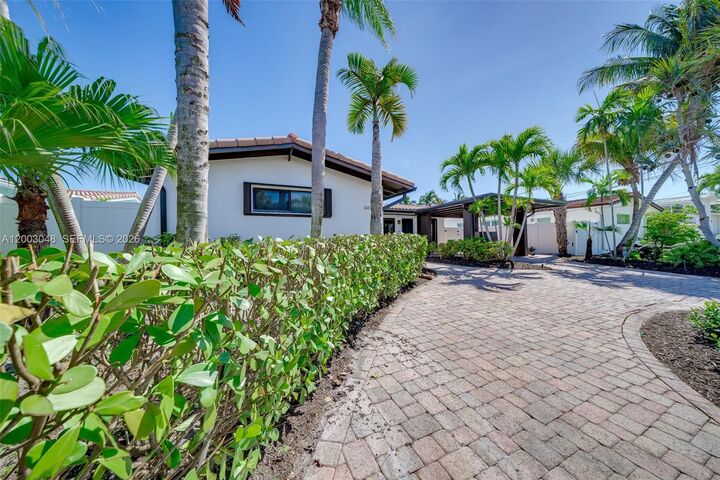 Property Photo:  1704 SW 5th Ct  FL 33312 