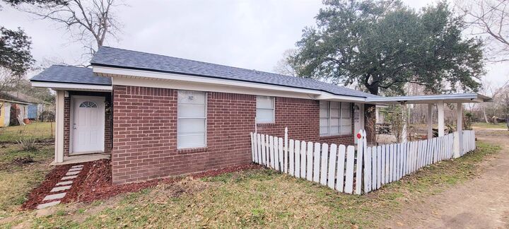 Property Photo: 2010 W Highland Dr TX 77705