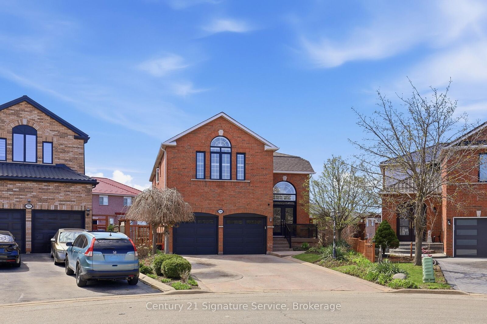 Property Photo:  784 Avonshire Court  ON L5V 2P2 