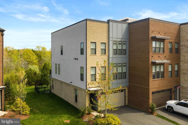 Property Photo:  23070 Sullivans Cove  VA 20148 