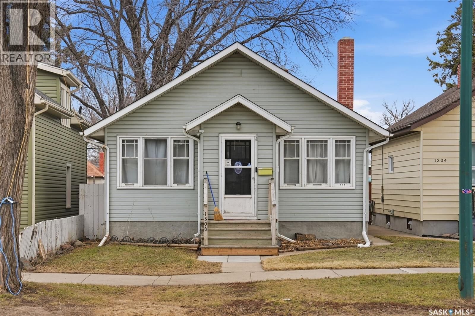 Property Photo:  1306 C Avenue N  SK S7L 1K8 