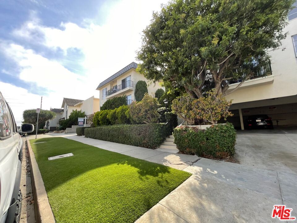Property Photo:  11835 Dorothy St  CA 90049 