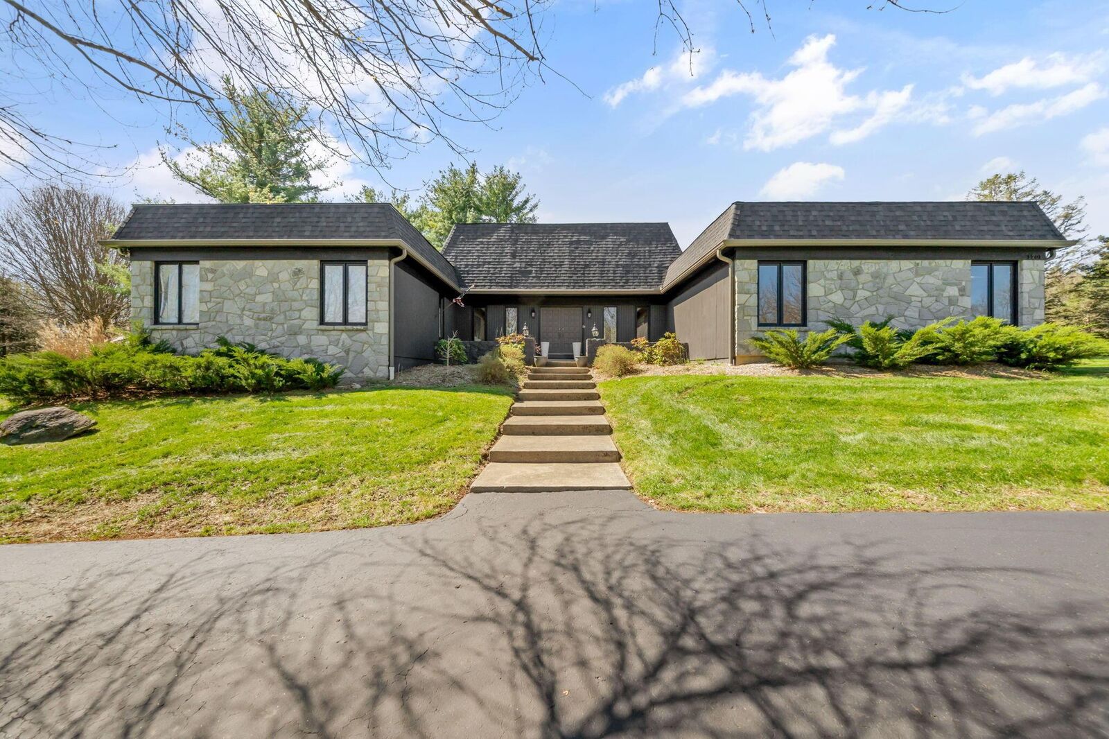 Property Photo:  1201 Carriage Road  OH 43065 