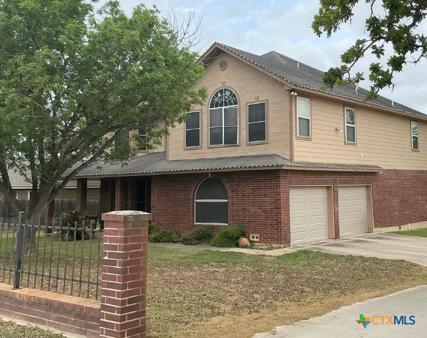 Property Photo: 601 State Highway 123 N TX 78160