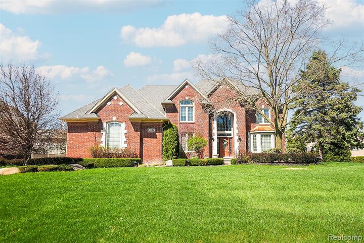 Property Photo:  54182 Queensborough Drive  MI 48315 1118 