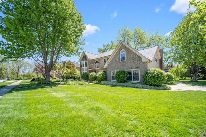 Property Photo:  323 Ford Lane  IL 60103 