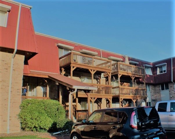 Property Photo:  1870 Tall Oaks Drive 2104  IL 60505 