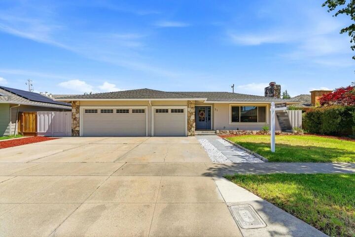 Property Photo:  31 La Mirada Court  CA 93901 