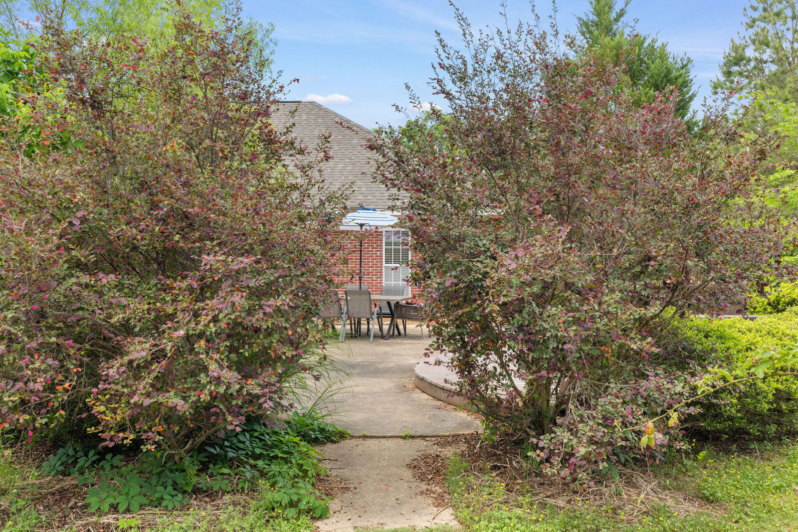 Property Photo:  20 Red Oak Ln.  MS 39759 