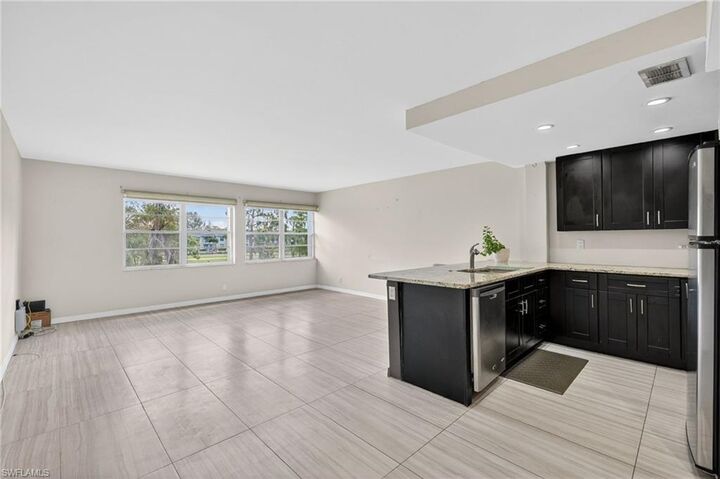 Property Photo:  1084 Forest Lakes Dr 7205  FL 34105 