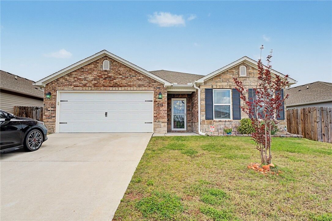 Property Photo:  519 Woodcreek Loop  AR 72745 