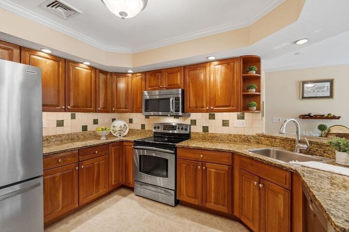 Property Photo:  350 Greene Street 102  MA 01845 