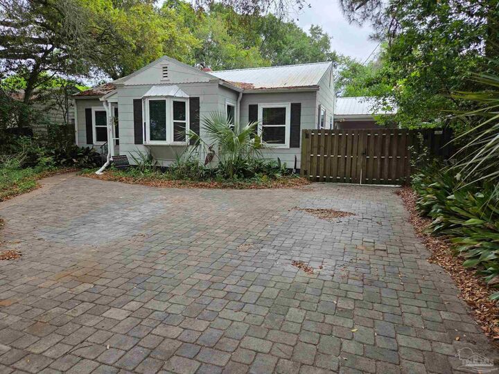 Property Photo:  120 Country Club Rd  FL 32507 
