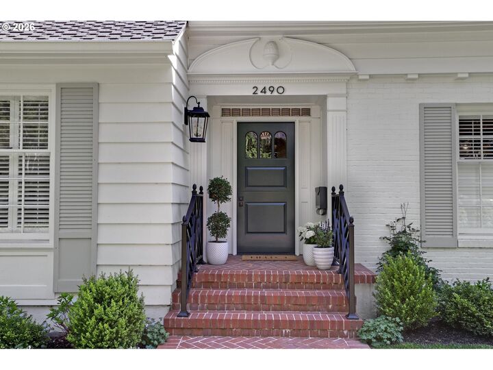 Property Photo:  2490 SW Arden Rd  OR 97201 