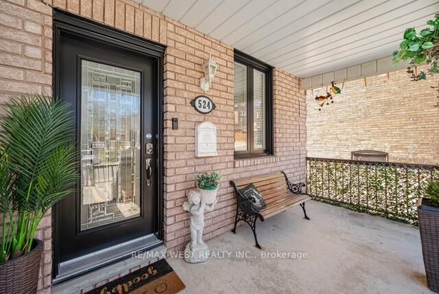 Property Photo: 524 Salem Avenue N ON M6H 3E1