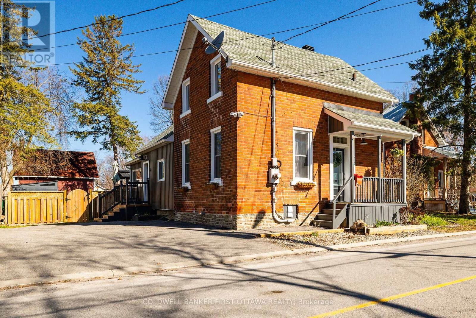 Property Photo:  133 Nelson Street East  ON K7C 1A3 