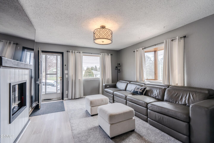 Property Photo:  407 9th Avenue NE  ND 58554 