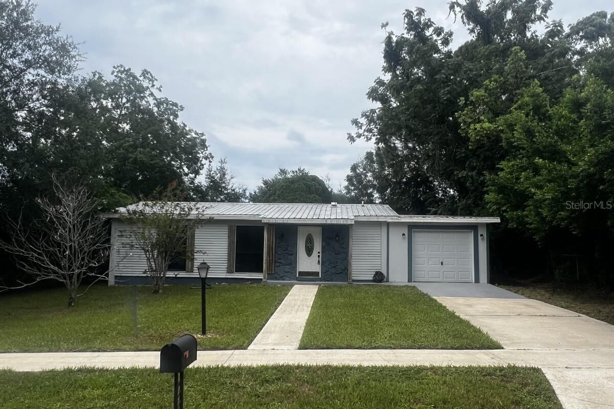 Property Photo: 700 S Wellington Drive FL 32725