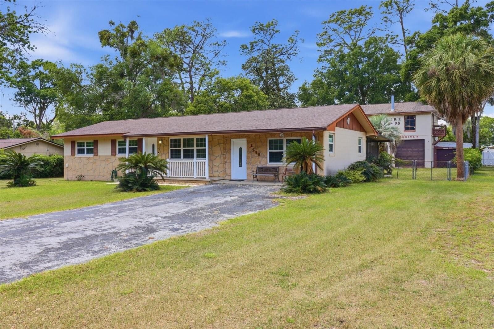 Property Photo: 1530 NE 49th Avenue FL 34470