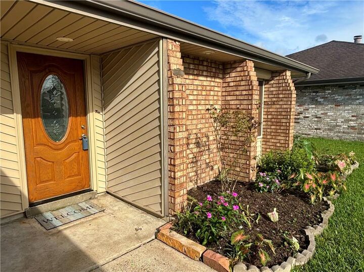 Property Photo: 1605 Armagh Drive LA 70072