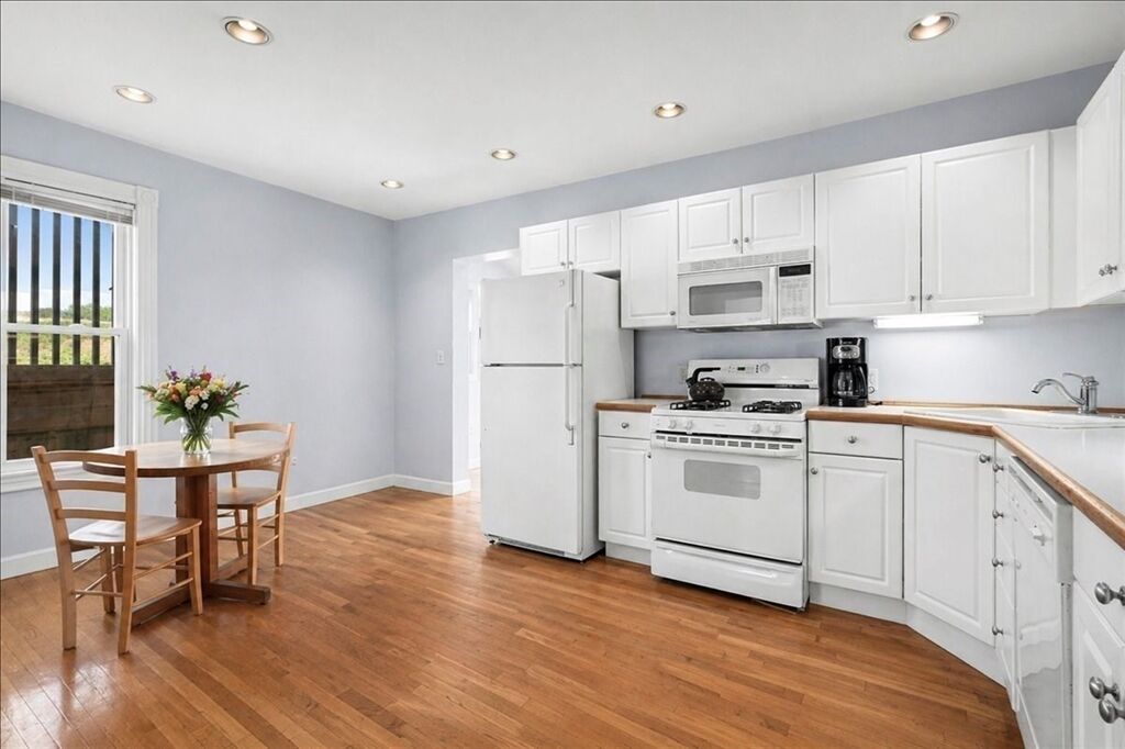 Property Photo:  9 Allen Ct 9  MA 02143 