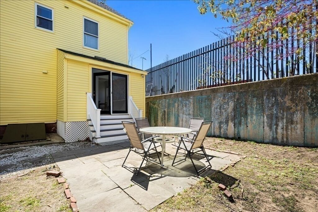 Property Photo:  9 Allen Ct 9  MA 02143 